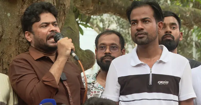 বিক্ষোভ সমাবেশে কথা বলেছেন রাবি ছাত্রদল সভাপতি